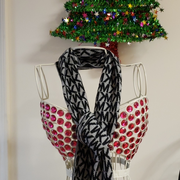 Michael Kors scarf - Picture 2 of 4